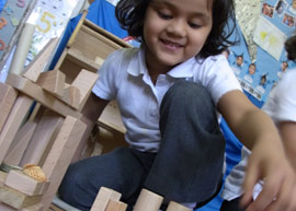 Building with blocks: building stories with words